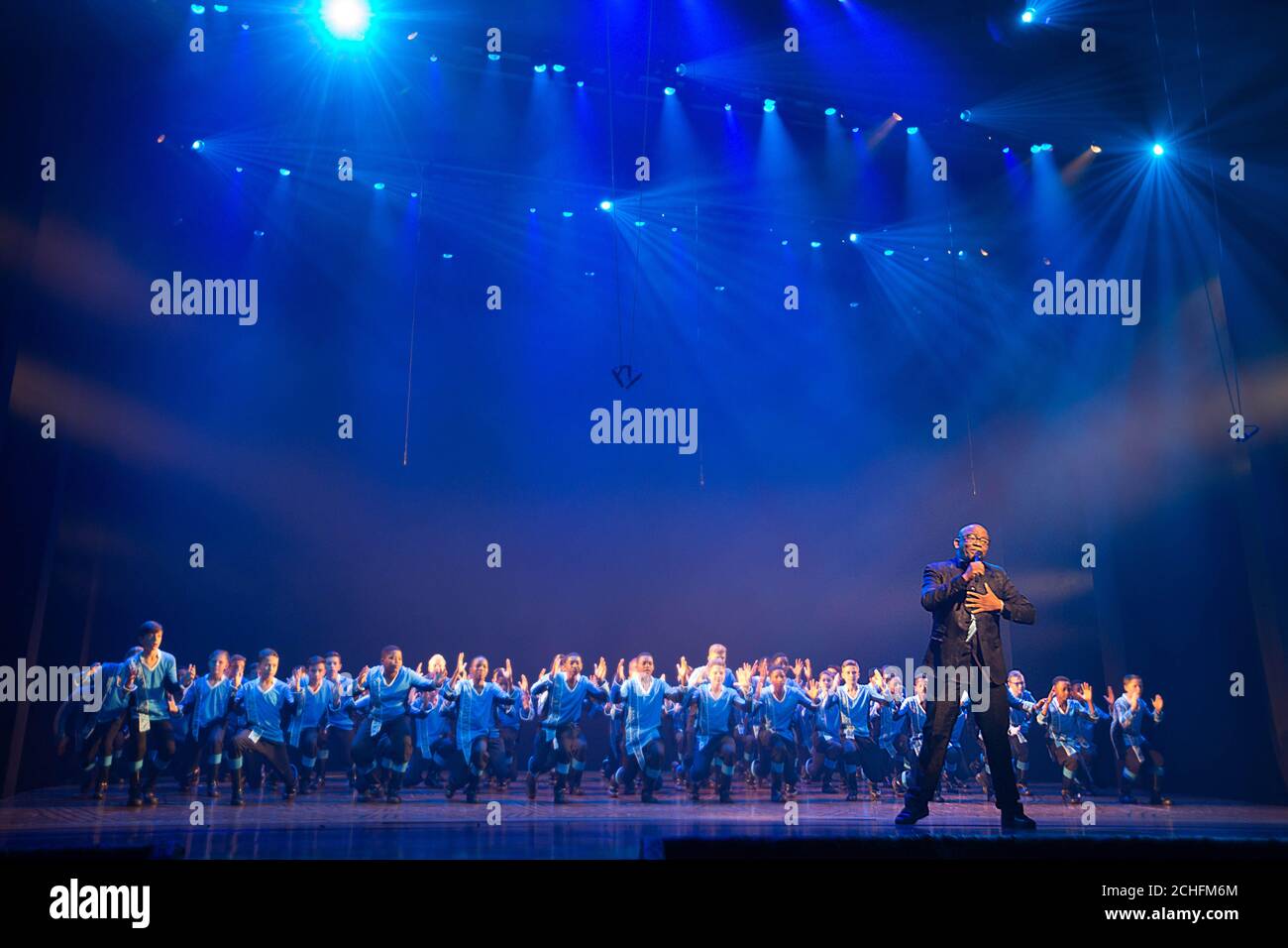 REDAKTIONELLE VERWENDUNG NUR Disneys The Lion King Komponist Lebo M ging mit Mitgliedern des südafrikanischen Drakensberg Boys' Choir auf die Bühne, um das 20-jährige Jubiläum des König der Löwen im Lyceum Theatre, London, zu feiern. Stockfoto