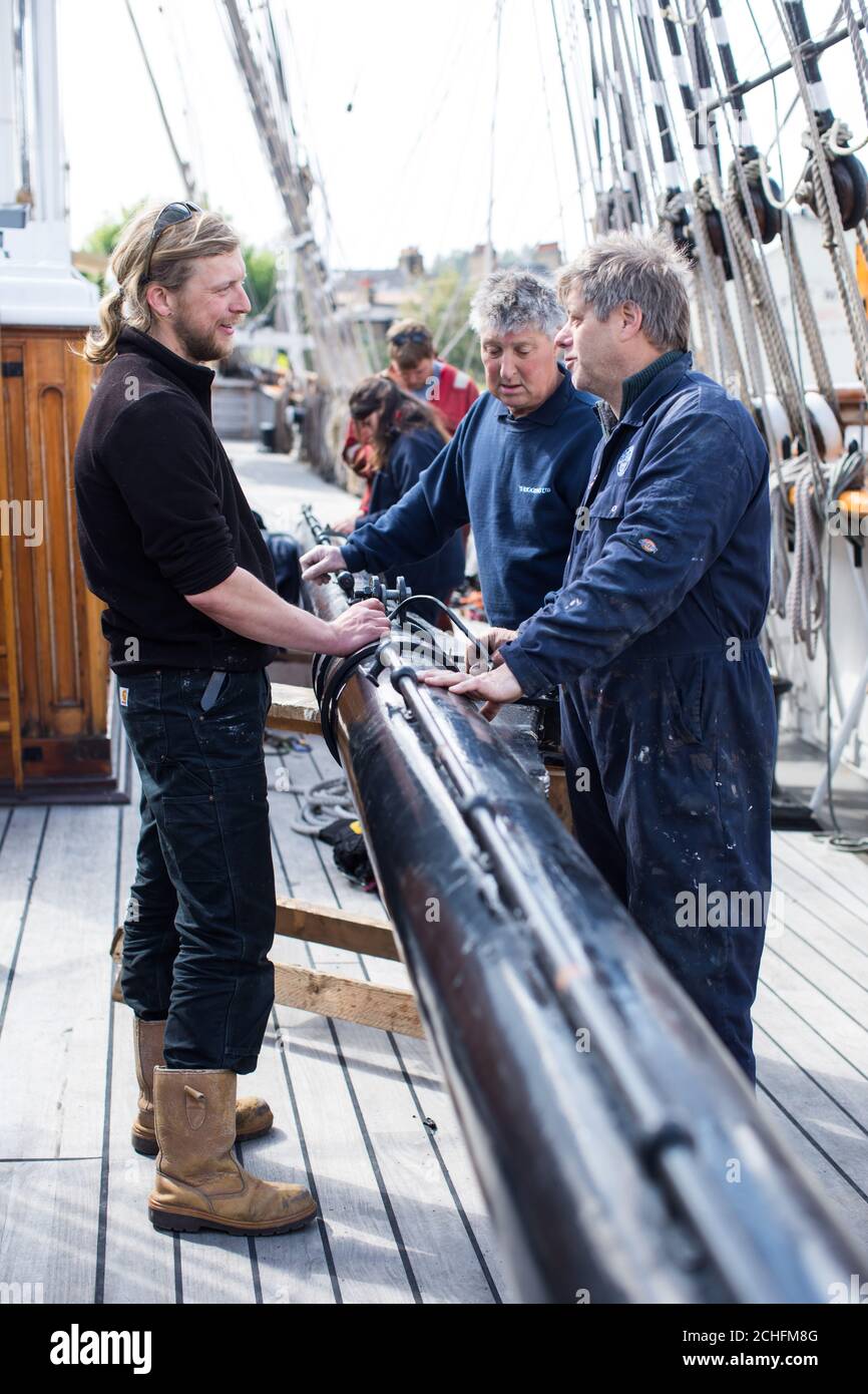 AM Dienstag, DEN 0001. OKTOBER 22, werden die Riggers Wartungsarbeiten an den 152ft Masten der Cutty Sark durchführen, während sie sich im nächsten Monat auf das 150-jährige Jubiläum der Schiffe in Greenwich, London vorbereiten. Stockfoto