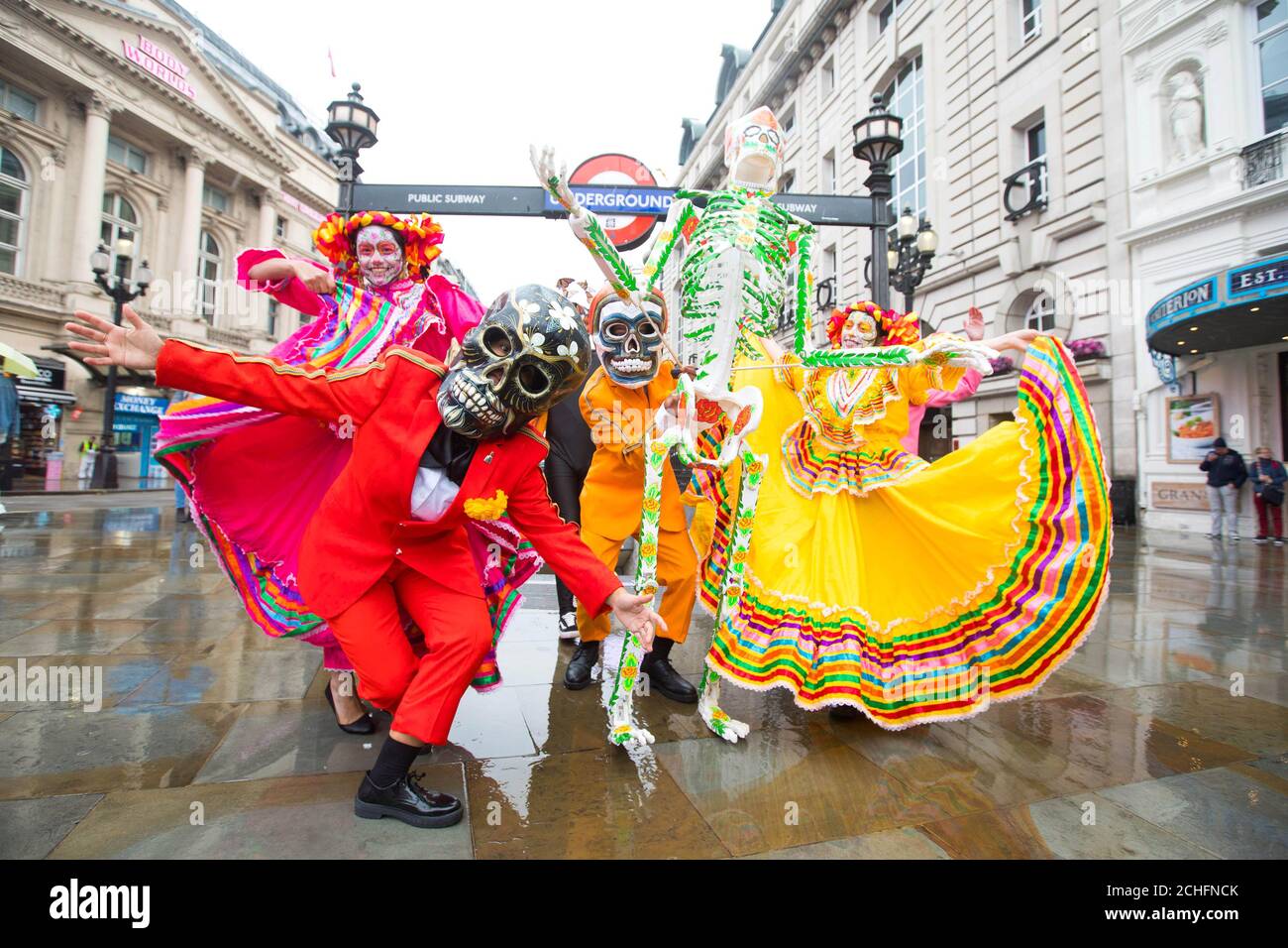 Traditionelle mexikanische D??a de Muertos-Charaktere wie La Calavera Catrina, Monarch-Schmetterlinge und Zuckerschädel werden in London enthüllt, um die Feierlichkeiten zum Patr??n Tequila Day of the Dead anzustoßen. Stockfoto
