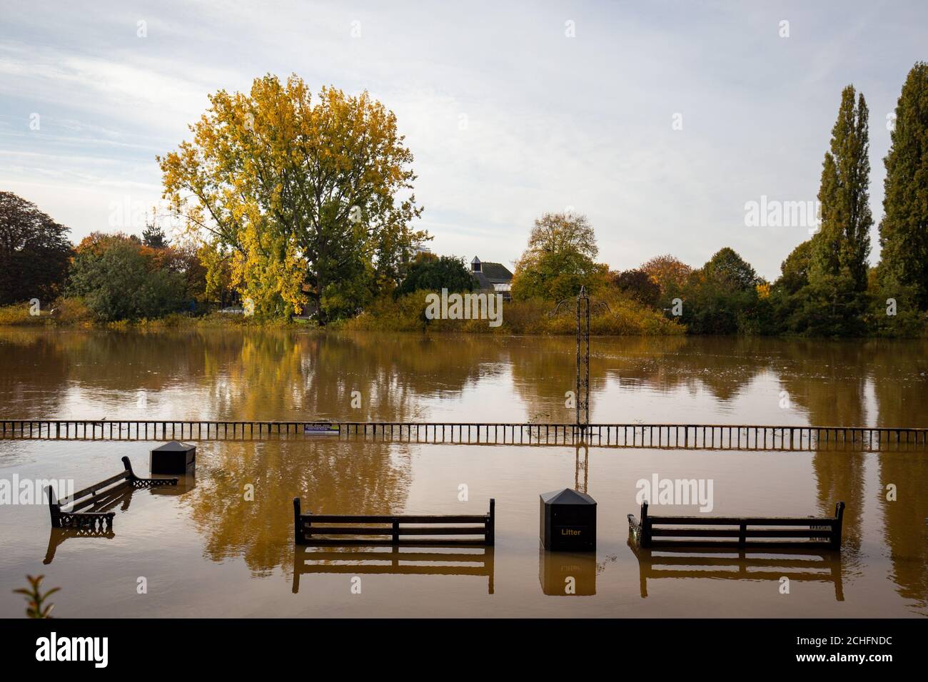 Worcester Stadt umgeben von Wasser aus dem Fluss Severn, wie das Vereinigte Königreich hat sich durch die weit verbreitete überschwemmung geschlagen worden, nachdem Flüsse über die Ufer burst nach dem Wochenende???s Heavy Rain. Stockfoto