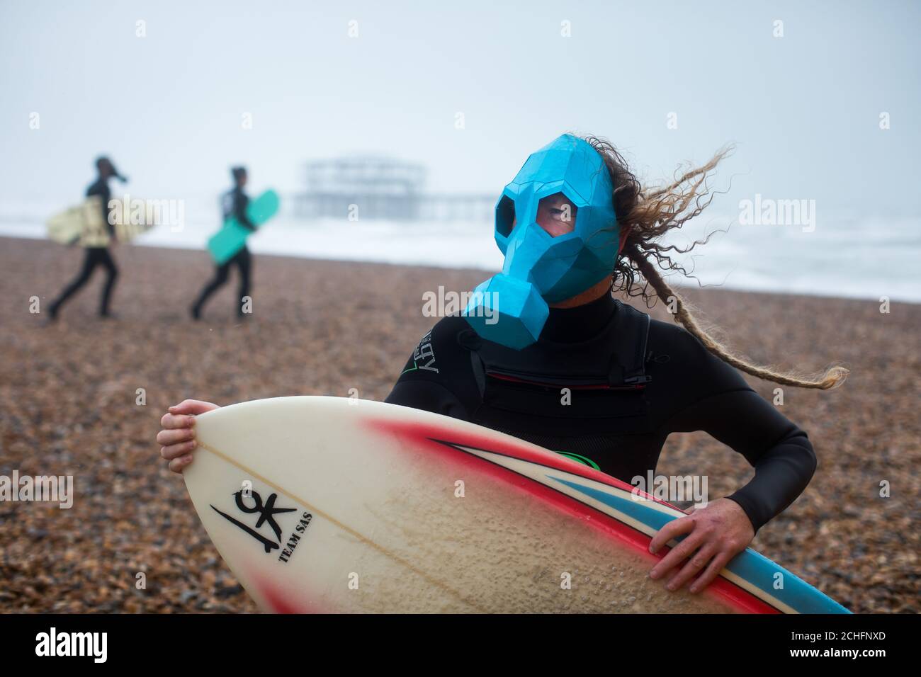 Unterstützer von Surfers gegen Abwasser paddeln von Brighton Beach, um ihren Wasserqualitätsbericht zu veröffentlichen. PA-Foto. Bilddatum: Samstag, 2. November 2019. Mit der Aktion soll das Problem der fortgesetzten Abwasserentsorgung durch britische Wasserunternehmen in Küsten- und Binnengewässer hervorgehoben werden, was sowohl die natürliche Umwelt als auch die menschliche Gesundheit stark beeinträchtigt. SAS fordert eine Reduzierung der Abwasserentsorgung in britische Gewässer um insgesamt 75 % und eine vollständige Einstellung der Ableitungen, die sich auf Gewässer auswirken, die für Erholung und Wohlbefinden wichtig sind. Das Foto sollte lauten: Ciaran McCrickard/PA W Stockfoto