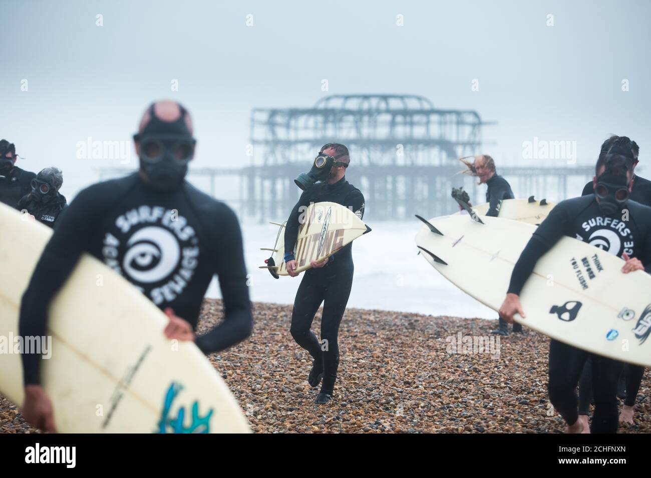 Unterstützer von Surfers gegen Abwasser paddeln von Brighton Beach, um ihren Wasserqualitätsbericht zu veröffentlichen. PA-Foto. Bilddatum: Samstag, 2. November 2019. Mit der Aktion soll das Problem der fortgesetzten Abwasserentsorgung durch britische Wasserunternehmen in Küsten- und Binnengewässer hervorgehoben werden, was sowohl die natürliche Umwelt als auch die menschliche Gesundheit stark beeinträchtigt. SAS fordert eine Reduzierung der Abwasserentsorgung in britische Gewässer um insgesamt 75 % und eine vollständige Einstellung der Ableitungen, die sich auf Gewässer auswirken, die für Erholung und Wohlbefinden wichtig sind. Das Foto sollte lauten: Ciaran McCrickard/PA W Stockfoto