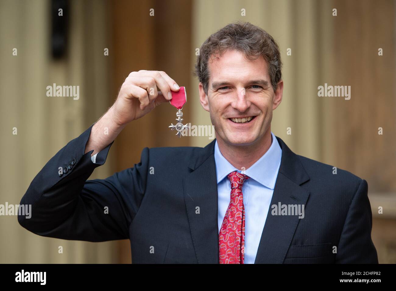 Moderator Dan Snow mit seiner MBE-Medaille, überreicht vom Herzog von Cambridge bei einer Investiturfeier im Buckingham Palace, London. Stockfoto