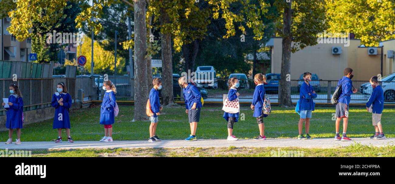 PISA, ITALIEN - 14. SEPTEMBER 2020: Die Mitschüler der Grundschule halten die Distanz, um den ersten Schultag zu erreichen. Stockfoto
