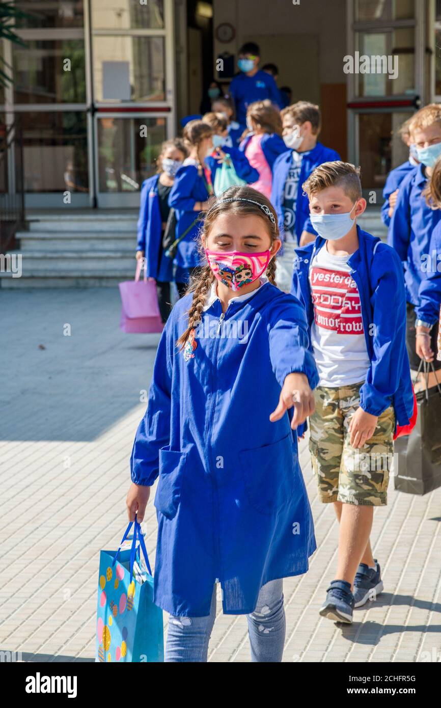 PISA, ITALIEN - 14. SEPTEMBER 2020: Grundschüler verlassen die Schule am ersten Unterrichtstag. Stockfoto