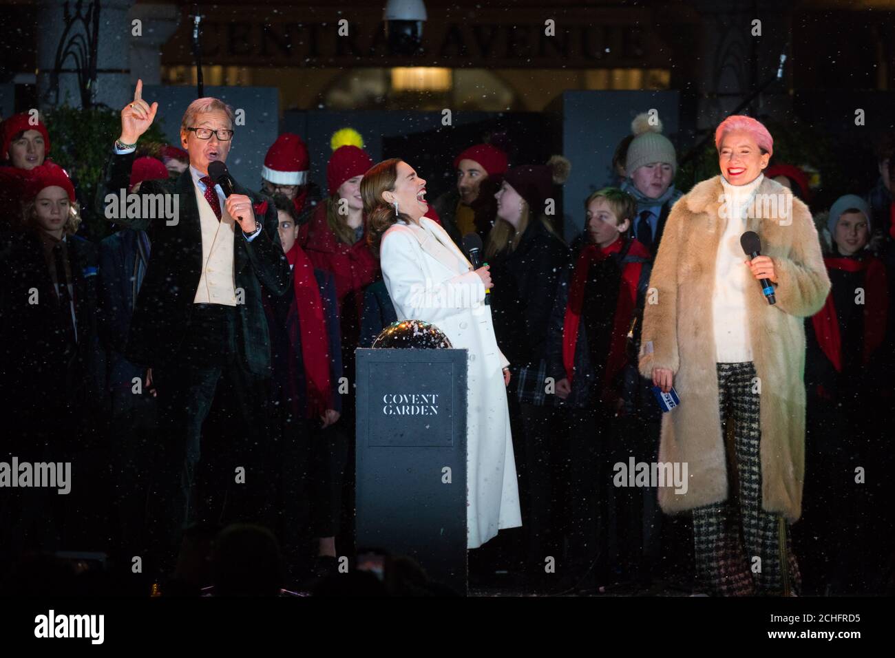 NUR FÜR REDAKTIONELLE VERWENDUNG (von links nach rechts) Paul Feig, Emilia Clarke und Dame Emma Thompson, aus dem neuen Film ???Last Christmas???, schalten Sie die Covent Garden Weihnachtsbeleuchtung in London ein. Stockfoto