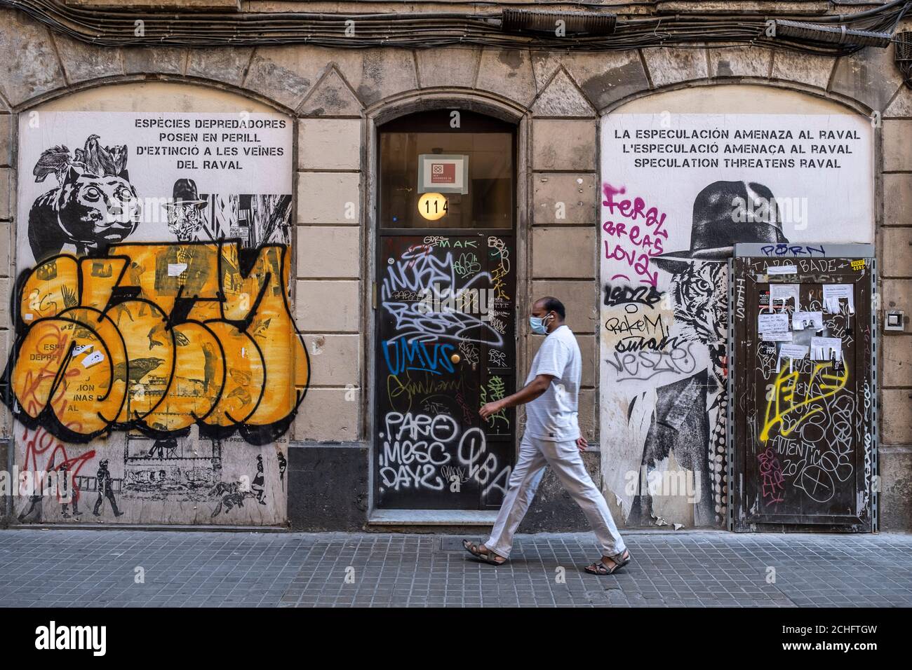 Barcelona, Katalonien, Spanien. September 2020. Ein Mann mit sanitären Masken geht an einem kommerziellen Gelände vorbei, das mit einem Graffiti bedeckt ist, das die Wohnungsspekulation im Viertel El Raval anprangert.Nachbarn und soziale Einrichtungen der Nachbarschaft organisierten sich, um die Ausführung von Räumungsbefehlen für Wohnungen in Barcelona mit dem Stadtrat als Vermittler zu stoppen. 34 Zwangsräumungen wurden von der Justiz heute in Barcelona während der Wiederaufnahme des Gerichtsverfahrens nach dem Sommer und den Moratorien aus der Covid-Krise von 19 angeordnet. Kredit: Paco Freire/SOPA Images/ZUMA Wire/Alamy Live Nachrichten Stockfoto