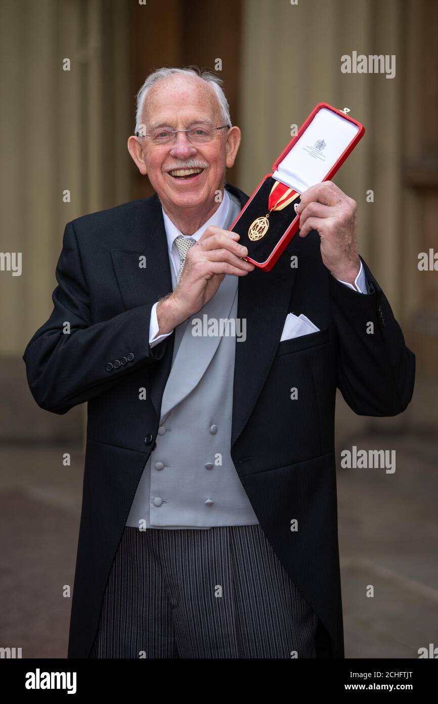 Besitzer von Tunnocks Sir Boyd Tunnock mit seiner Ritterschaft nach einer Investiturzeremonie im Buckingham Palace, London. Stockfoto