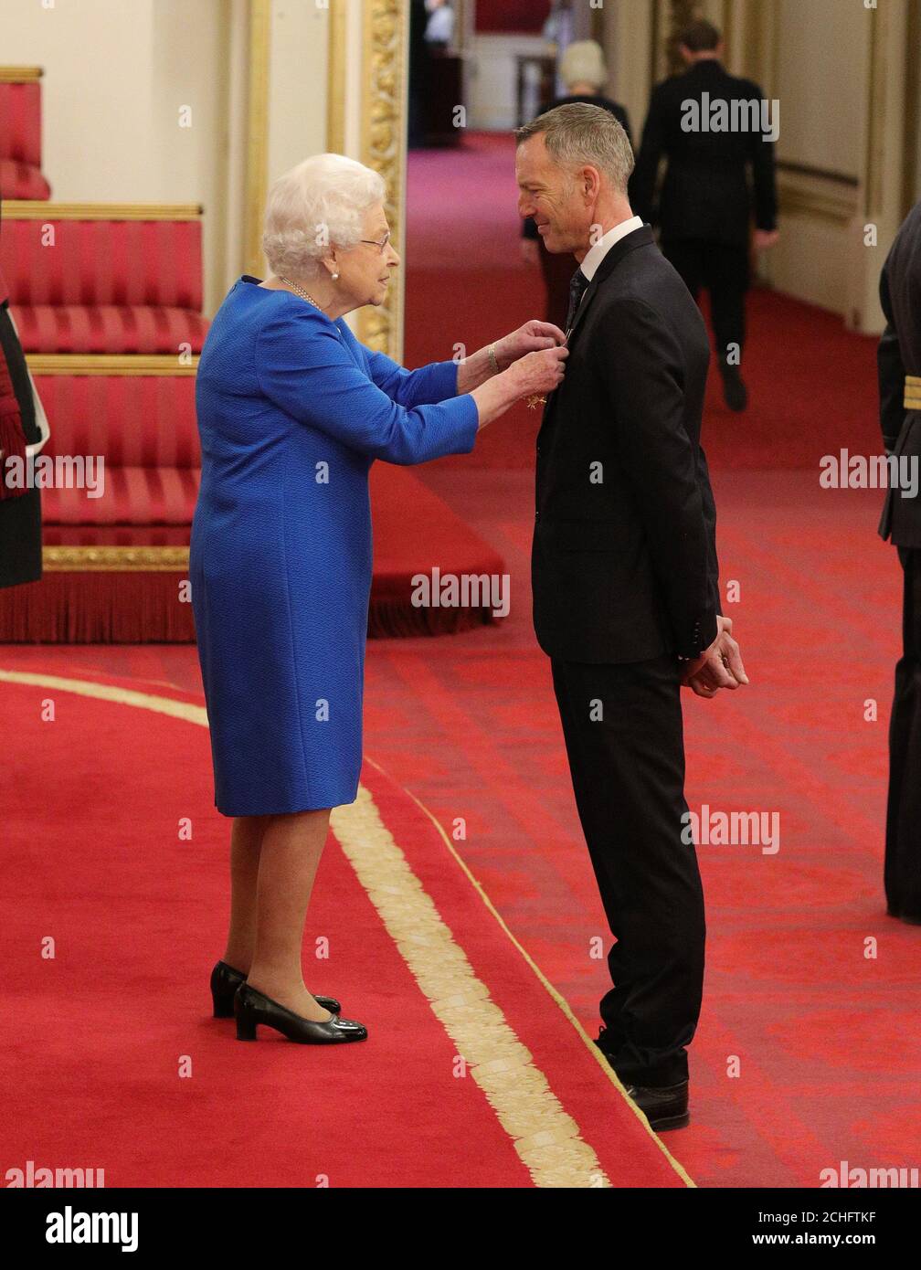 Detective Superintendent Mark Gower aus Reading wird von Queen Elizabeth II. Während einer Investiturfeier im Buckingham Palace in London zum OBE (Officer of the Order of the British Empire) gemacht. Stockfoto