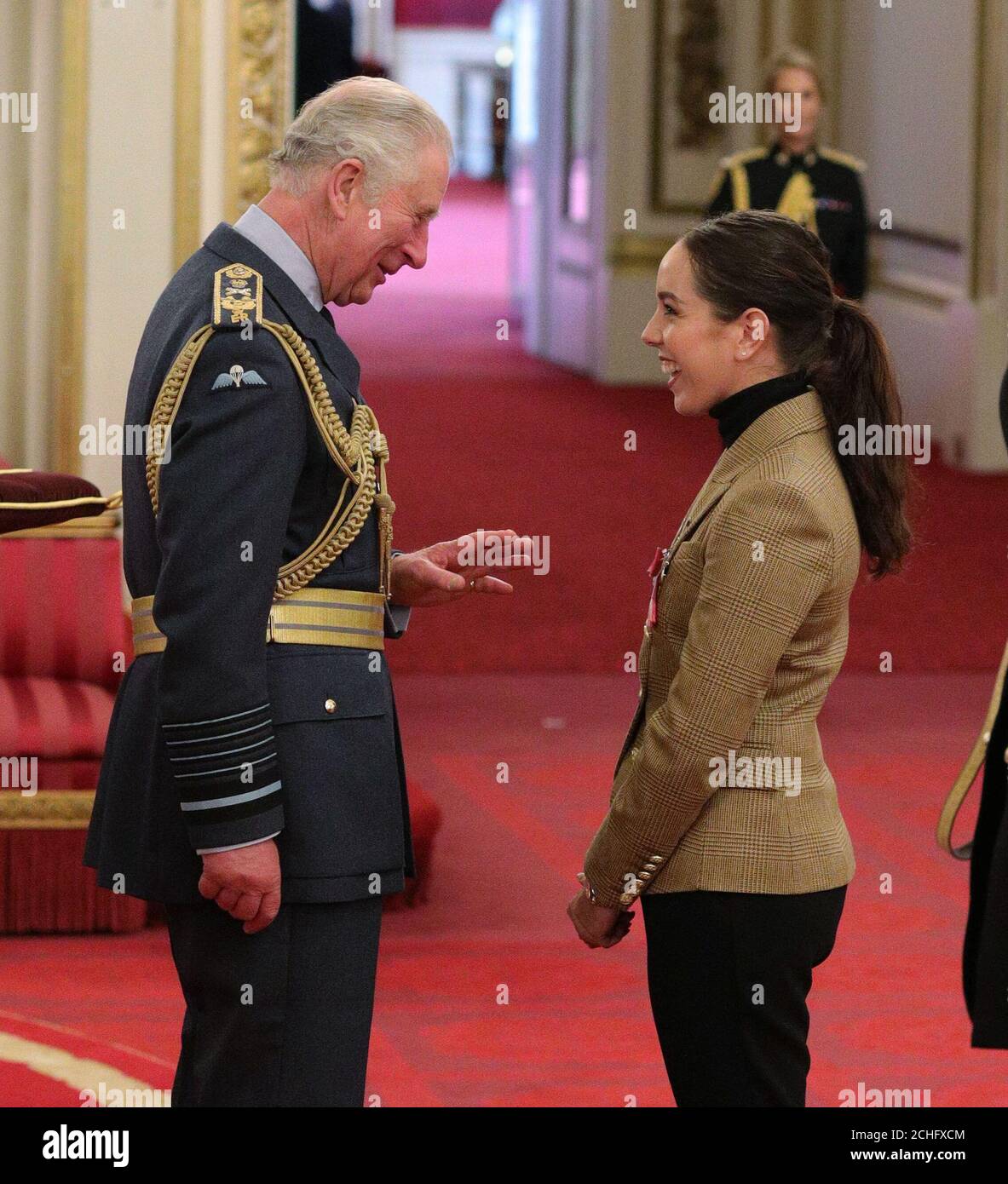 Georgia Hall aus Bournemouth wird vom Prince of Wales während einer Investiturzeremonie im Buckingham Palace in London zum MBE (Mitglied des Order of the British Empire) gemacht. Stockfoto