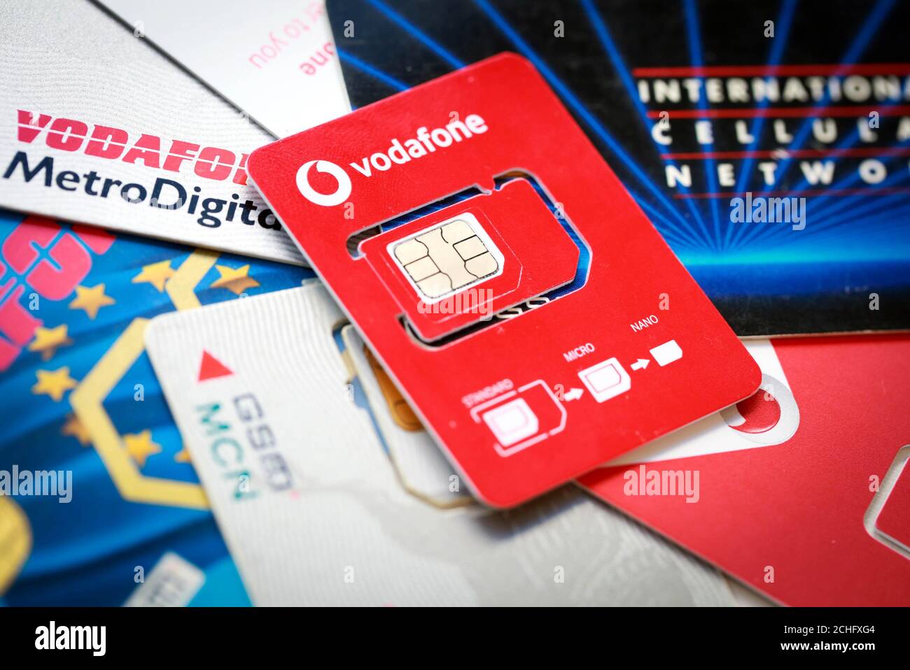 REDAKTIONELLE VERWENDUNG NUR der neue halbe SIM-Kartenhalter von Vodafone, der ab Weihnachten 2019 auf den Markt kommt, wodurch die Menge an Plastik reduziert wird, die für die Herstellung seiner SIM-Karten benötigt wird. PA-Foto. Ausgabedatum Freitag, 6. Dezember 2019. Die Telekommunikationsmarke stellt ihr umweltfreundliches Zubehörprogramm „Red Loves Green“ vor, das zu 100 Prozent biologisch abbaubare oder recycelbare Telefontaschen aus wiederverwendetem Ozeanplastik und Ladebanken sowie Docks aus nachhaltigen Materialien und plastikfreien Verpackungen umfasst. Bildnachweis sollte lauten: Matt Alexander/PA Wire Stockfoto