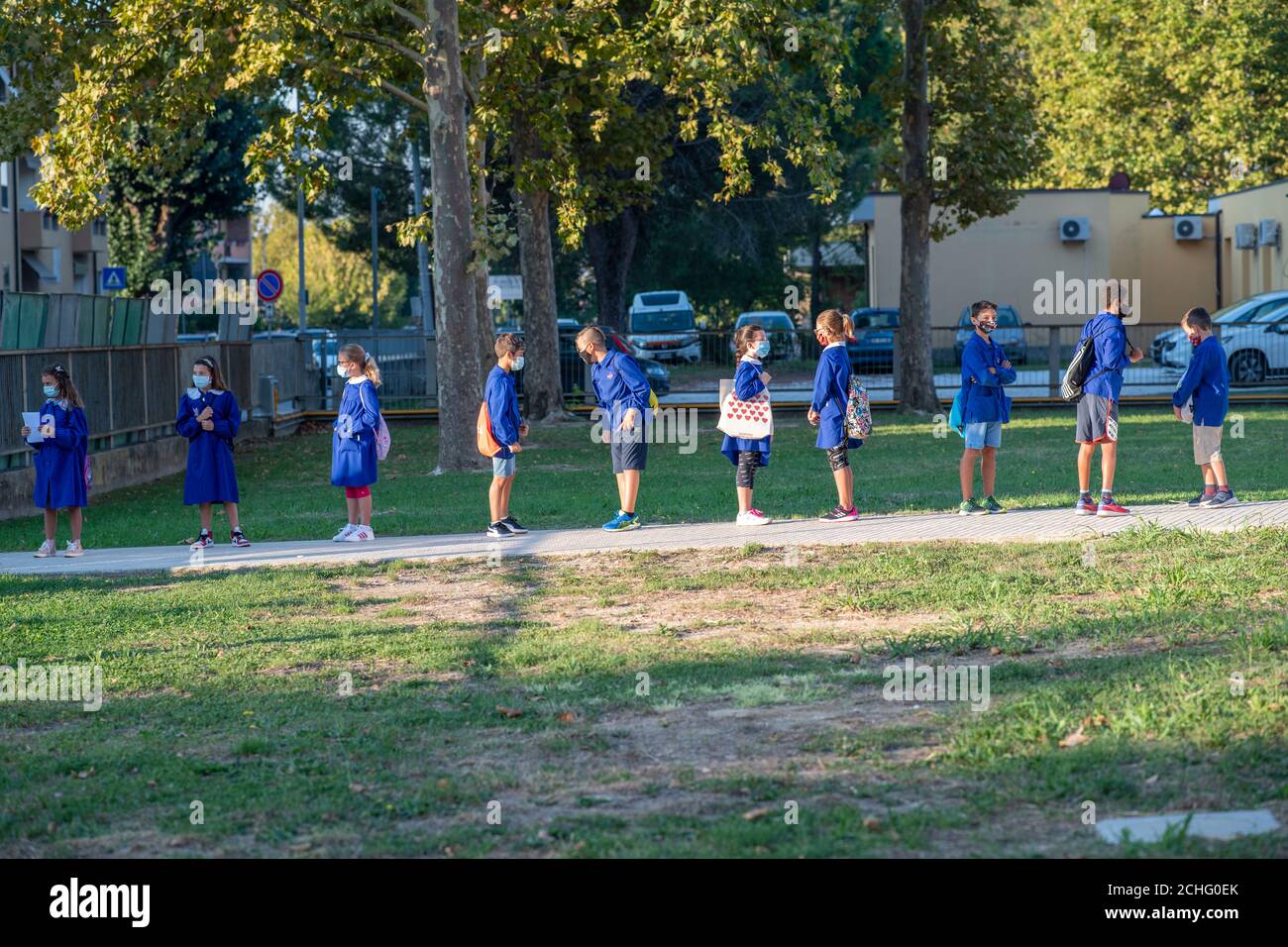 PISA, ITALIEN - 14. SEPTEMBER 2020: Die Mitschüler der Grundschule halten die Distanz, um den ersten Schultag zu erreichen. Stockfoto