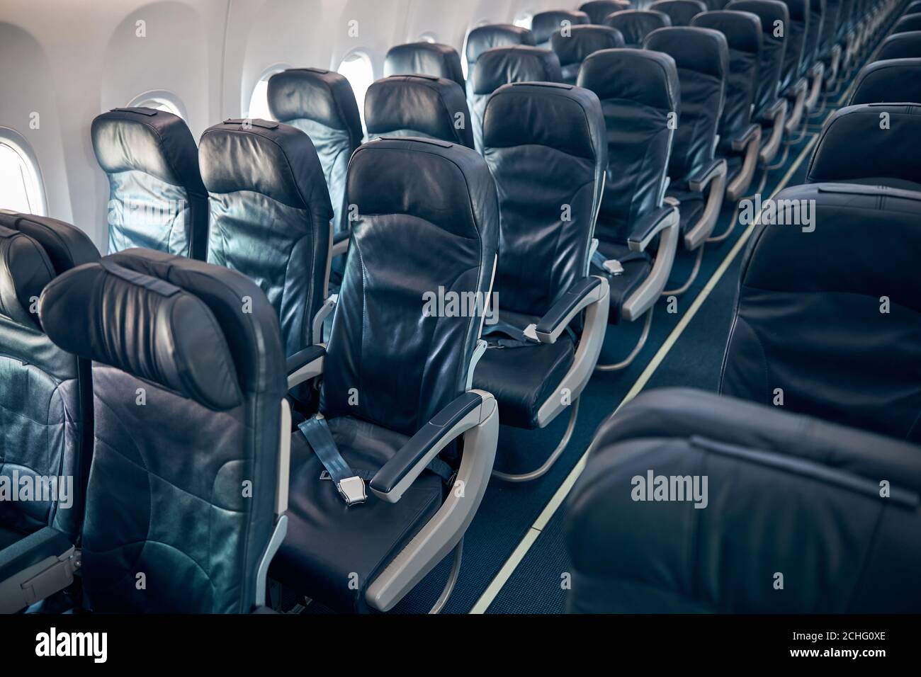 Innenraum der Economy-Reisebussitze im Passagierflugzeug Stockfoto