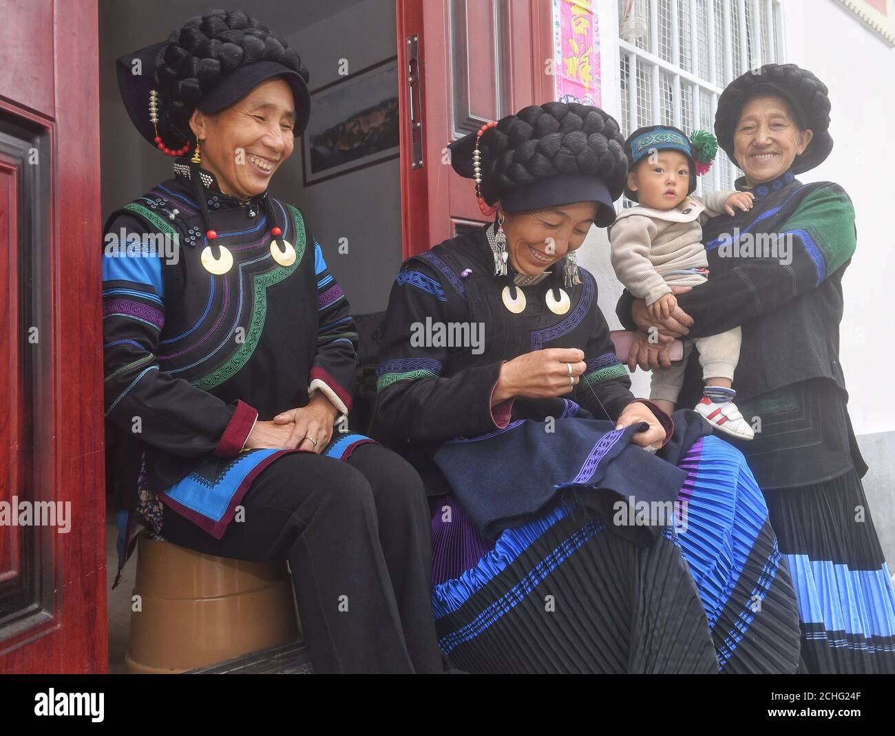 (200914) -- LIANGSHAN, 14. September 2020 (Xinhua) -- Ayi (2. L) stickt beim Plaudern mit Nachbarn im Dorf Xujiashan im Landkreis Ganluo in der Autonomen Präfektur Liangshan Yi, südwestlich der Provinz Sichuan, 10. September 2020. Liangshan, Heimat von rund 178,000 verarmten Menschen, ist eine der ärmsten Regionen Chinas, die in diesem Jahr die absolute Armut beseitigen will. In den letzten Jahren haben die meisten jungen Männer in Liangshan die Bergregion verlassen, um draußen zu arbeiten, wobei viele Frauen ohne Arbeit zurückgelassen wurden. Als wichtiger Teil der lokalen Kampagne zur Armutsbekämpfung Stockfoto