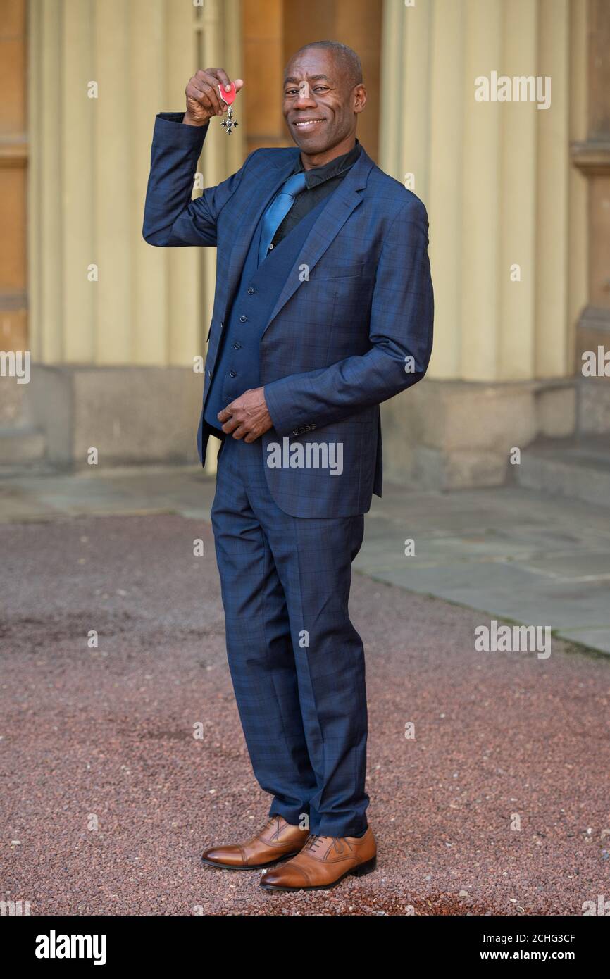 Der Singer-Songwriter Andrew Roachford mit seiner Member of the Order of the British Empire (MBE)-Medaille im Anschluss an eine Investiturfeier im Buckingham Palace, London. Stockfoto