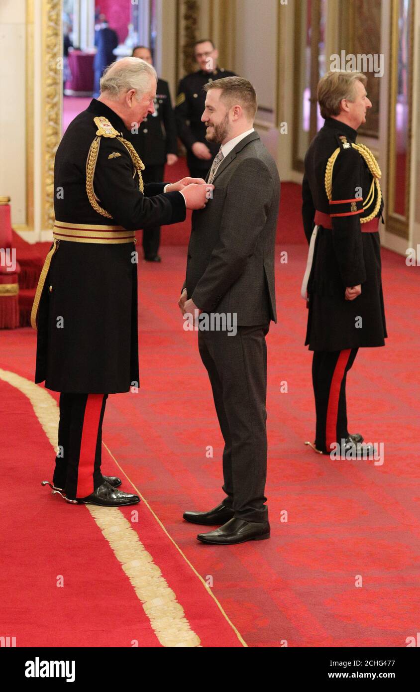 Der Prinz von Wales verleiht Luke Ridley während einer Investiturzeremonie im Buckingham Palace, London, die Queen's Gallantry Medal für die Rettung einer Frau vor einem brennenden Fahrzeug. Stockfoto