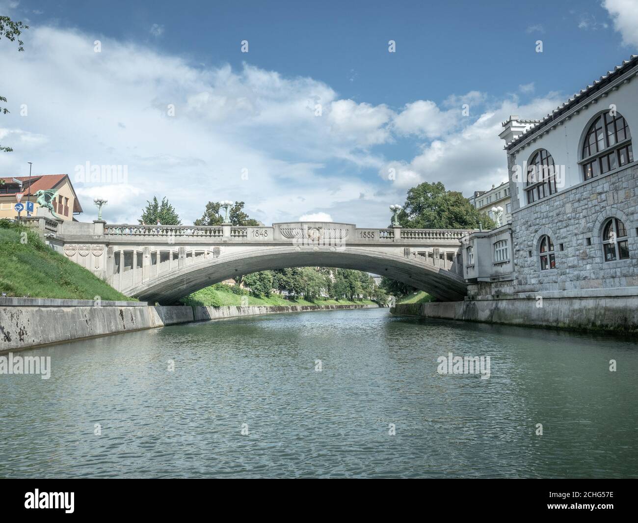 LJUBLJANA, SLOWENIEN - 08/16/2020: Der Blick auf Ljubljanica Fluss in der Hauptstadt von Slowenien. Stockfoto