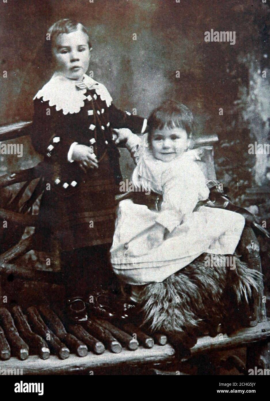 Sammeln Foto datiert c. 1899 von Frau Mary Brown, die heute ihren 110. Geburtstag mit einer Party im Eastlake Residential Home in Godalming, Surrey, im Alter von 2 Jahren feierte, mit ihrem älteren Bruder Alex, 4. Stockfoto