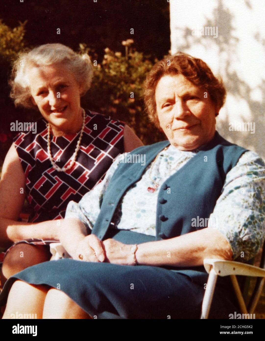 Sammeln Sie ein Foto vom 1970 von Frau Mary Brown, die heute ihren 110. Geburtstag mit einer Party im Eastlake Residential Home in Godalming, Surrey feierte - Bild zeigt Frau Brown im Alter von 73 Jahren mit einer Freundin. Stockfoto