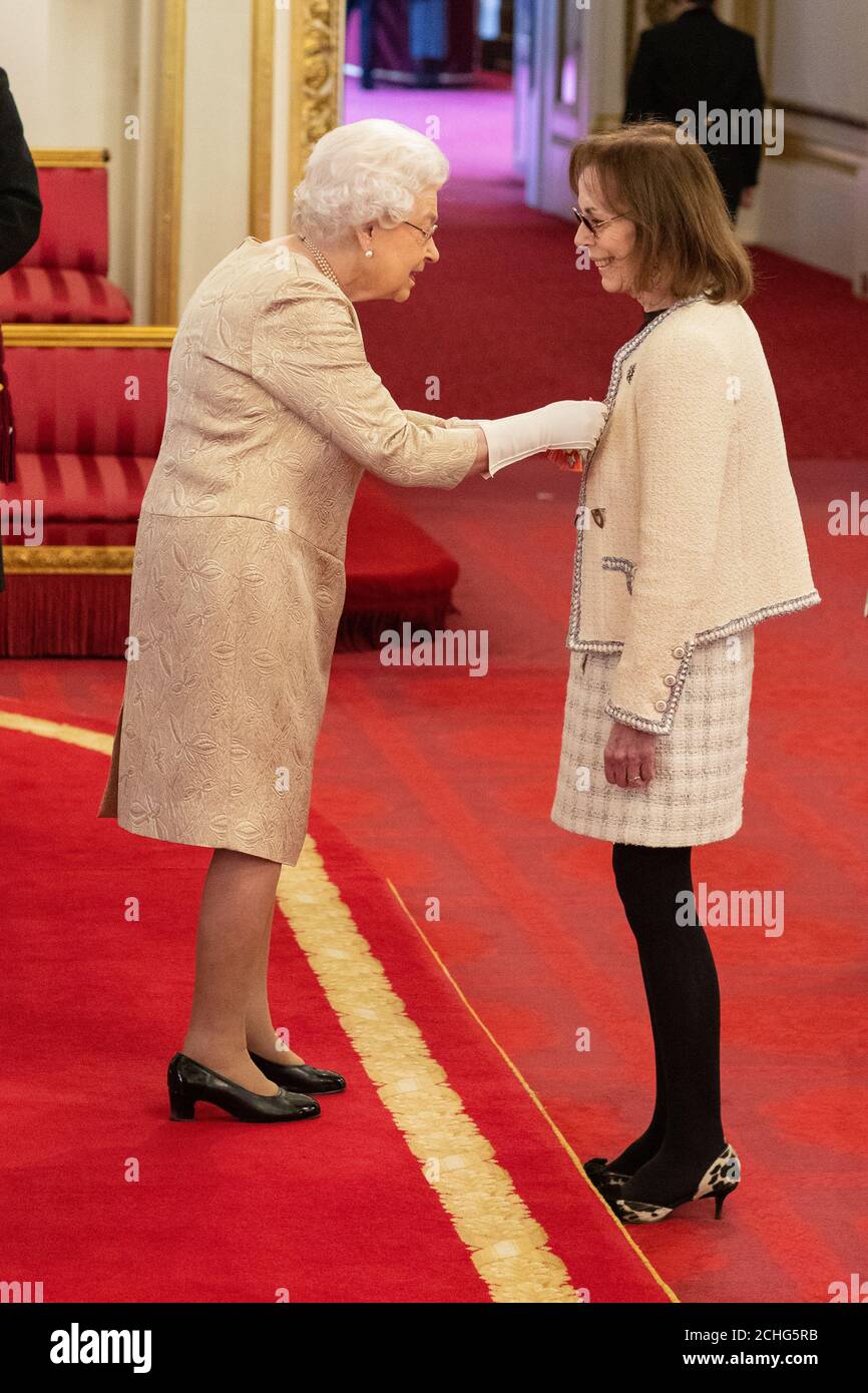 Dame Rose Treast aus Norwich wird von Königin Elizabeth II. Während einer Investiturzeremonie im Buckingham Palace in London zur Dame Commander des Britischen Empire ernannt. Stockfoto