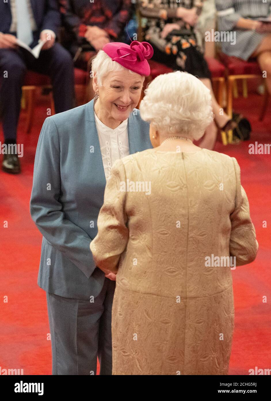 Susan Lamford, professionell als Kate Flatt bekannt, wird von Königin Elizabeth II. Während einer Investiturzeremonie im Buckingham Palace in London zur OBE (Officer of the Order of the British Empire) ernannt. Stockfoto