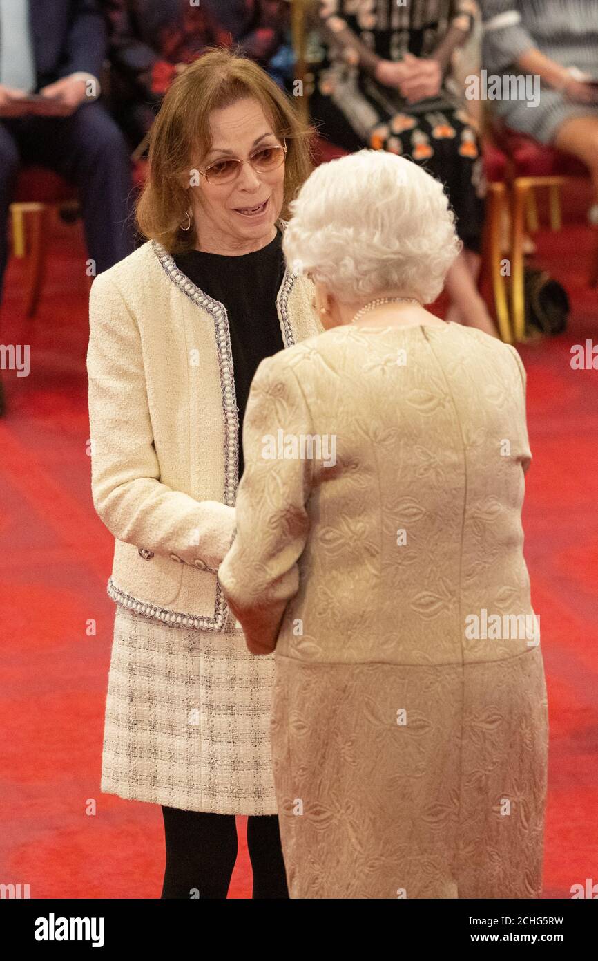 Dame Rose Treast aus Norwich wird von Königin Elizabeth II. Während einer Investiturzeremonie im Buckingham Palace in London zur Dame Commander des Britischen Empire ernannt. Stockfoto