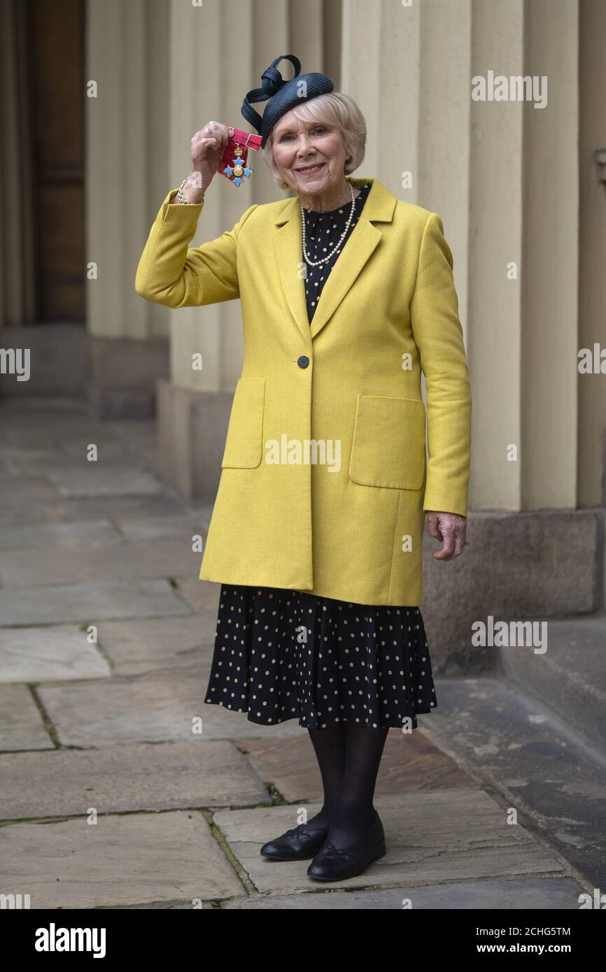 Schauspielerin Wendy Craig mit ihrem CBE für die Dienste für Drama und Wohltätigkeitsorganisationen nach einer Investiturzeremonie im Buckingham Palace, London. Stockfoto