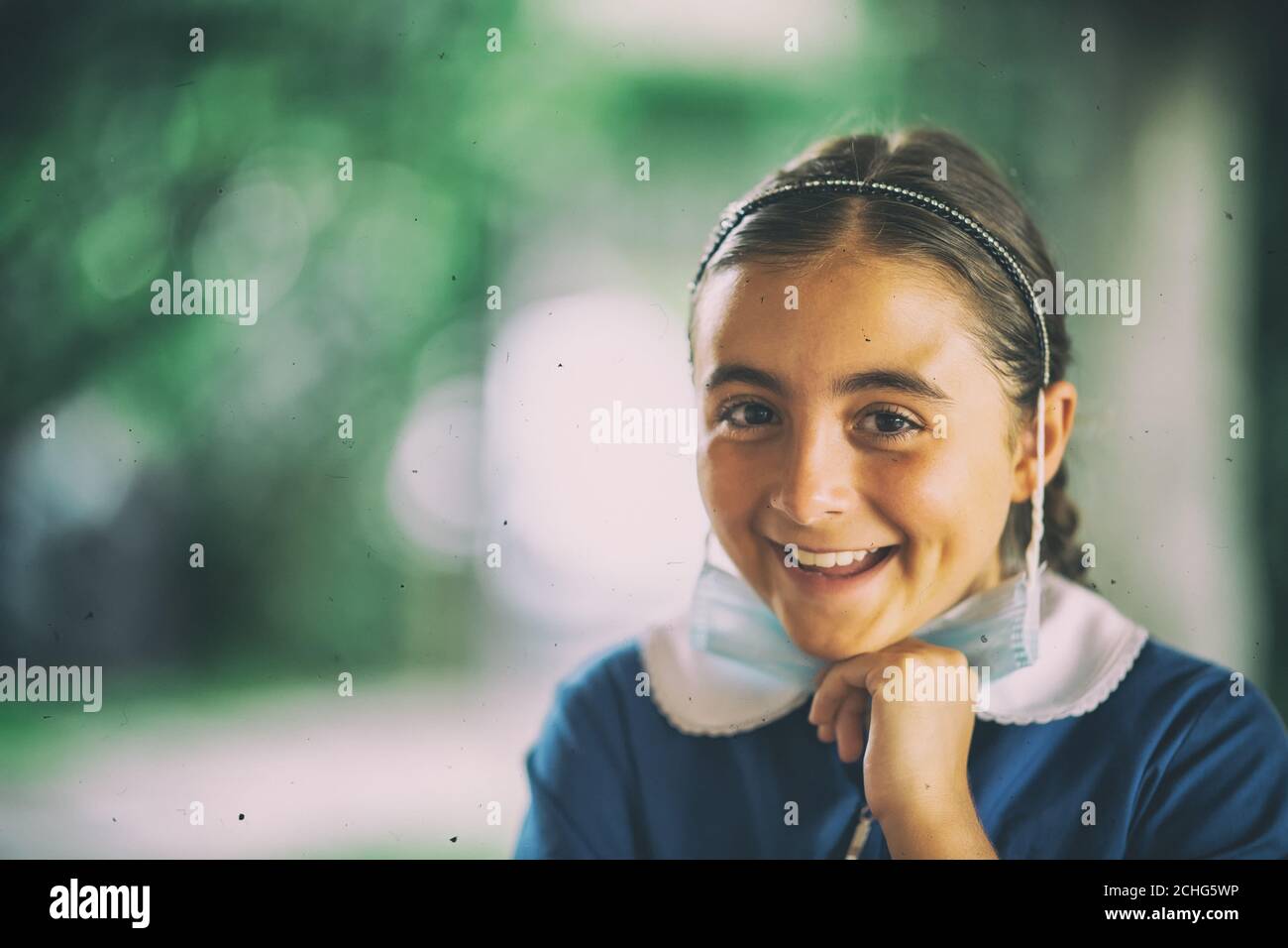 Gefühle von Glück und Traurigkeit angesichts eines jungen Mädchens, das nach einer Pandemie in die Schule zurückkehrt. Stockfoto