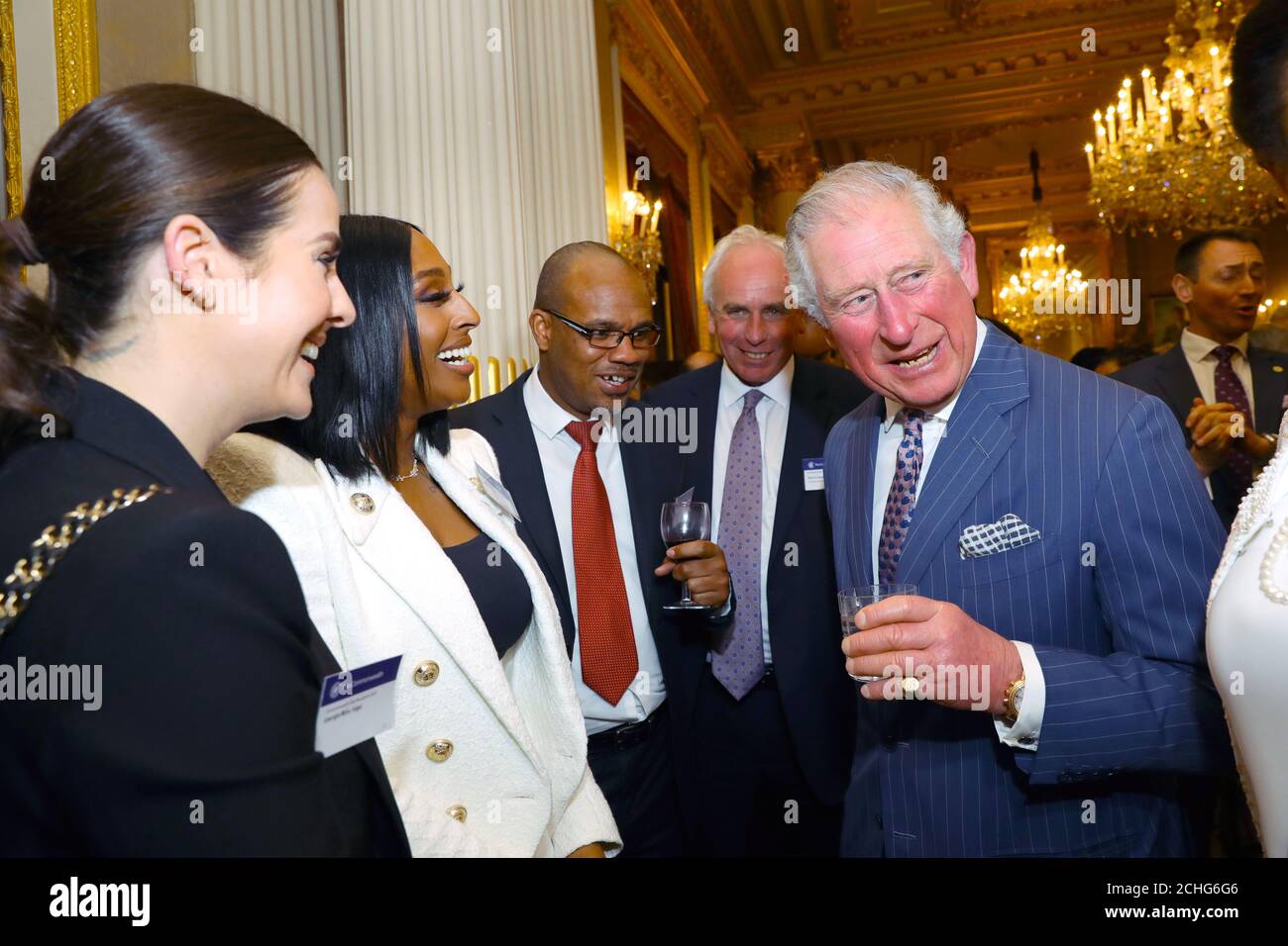 Der Prinz von Wales, mit Alexandra Burke (zweite links) und anderen Gästen, während des Commonwealth-Empfangs im Marlborough House, London am Commonwealth Day. Stockfoto