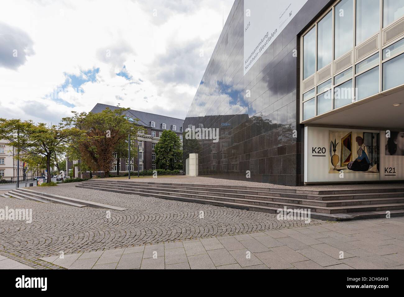 Düsseldorf - Blick auf das Museum K20 und K21 mit Reflexionen auf dem schwarzen Marmor, Nordrhein-Westfalen, Deutschland, 12.05.2020 Stockfoto