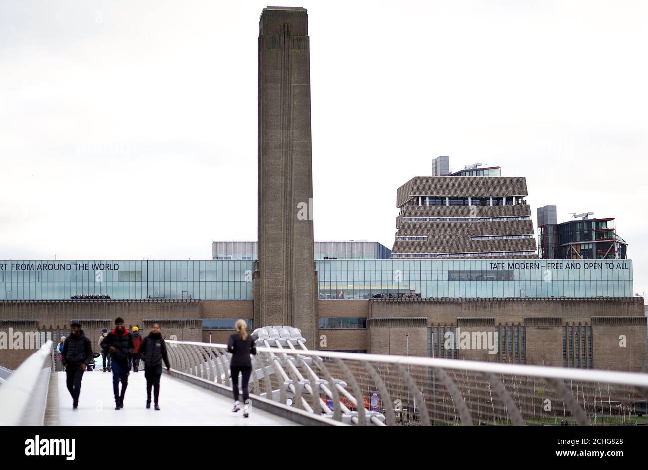 Öffentlichkeit zu Fuß über die Millennium-Brücke durch die Tate Modern am Tag nach Premierminister Boris Johnson rief die Menschen zu bleiben weg von Pubs, Clubs und Theatern, Arbeiten Sie, wenn möglich, von zu Hause aus und vermeiden Sie alle nicht notwendigen Kontakte und Reisen, um die Auswirkungen der Coronavirus-Pandemie zu reduzieren. Stockfoto