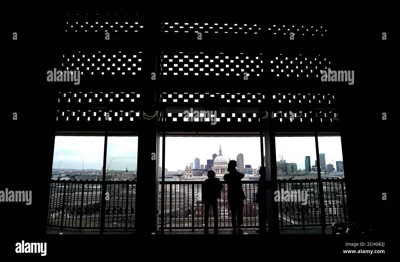 Blick der Öffentlichkeit auf London auf dem Blavatnik Building Aussichtebene der Tate Modern am Tag nach dem Premierminister Boris Johnson die Menschen aufforderte, sich von Pubs, Clubs und Theatern fern zu halten, Arbeiten Sie, wenn möglich, von zu Hause aus und vermeiden Sie alle nicht notwendigen Kontakte und Reisen, um die Auswirkungen der Coronavirus-Pandemie zu reduzieren. Stockfoto