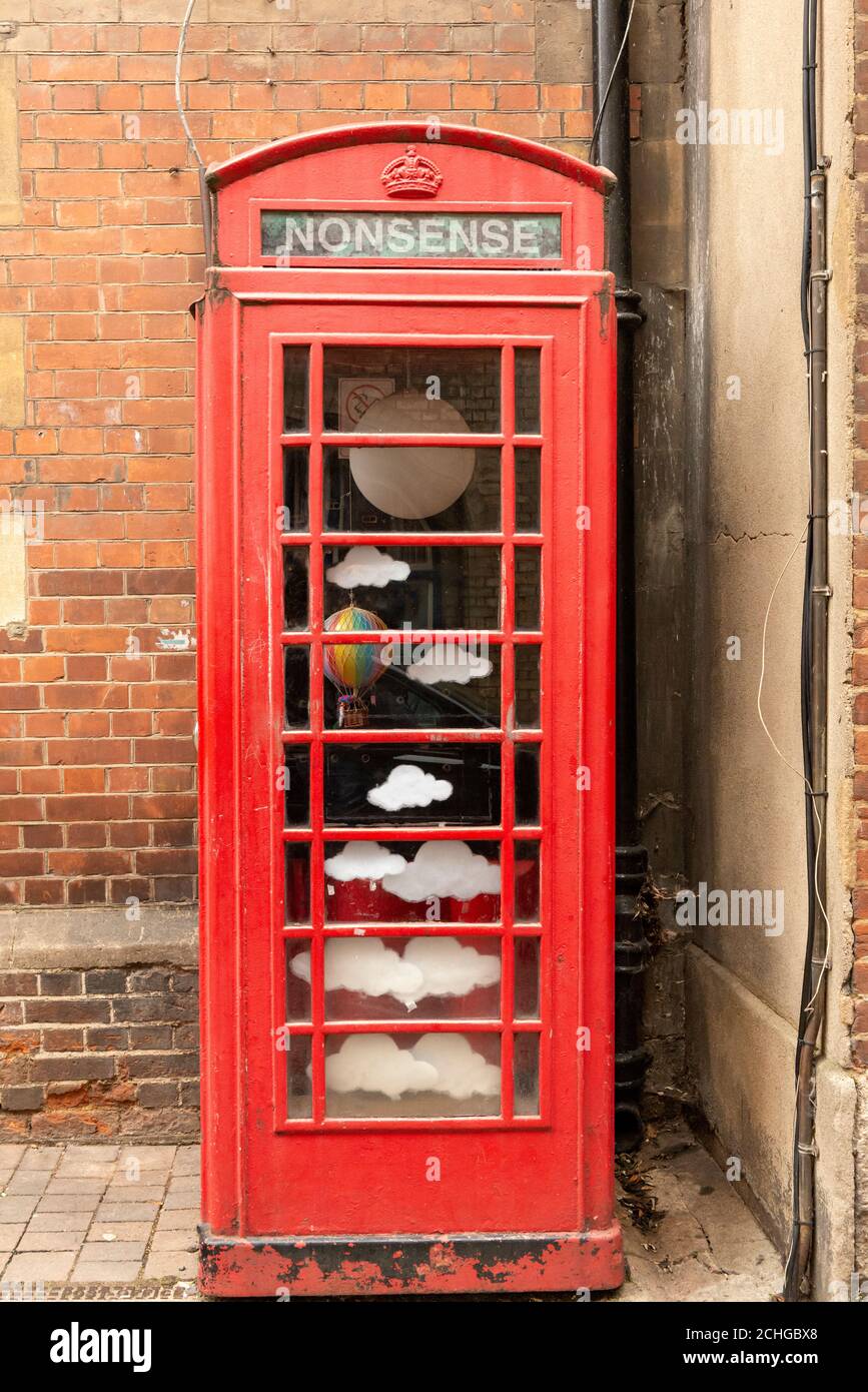 Alte K6 Grade II gelistete rote Telefonbox in umgewandelt Kunstinstallation vor dem Story Museum in der Pembroke Street Oxford Oxfordshire UK Stockfoto