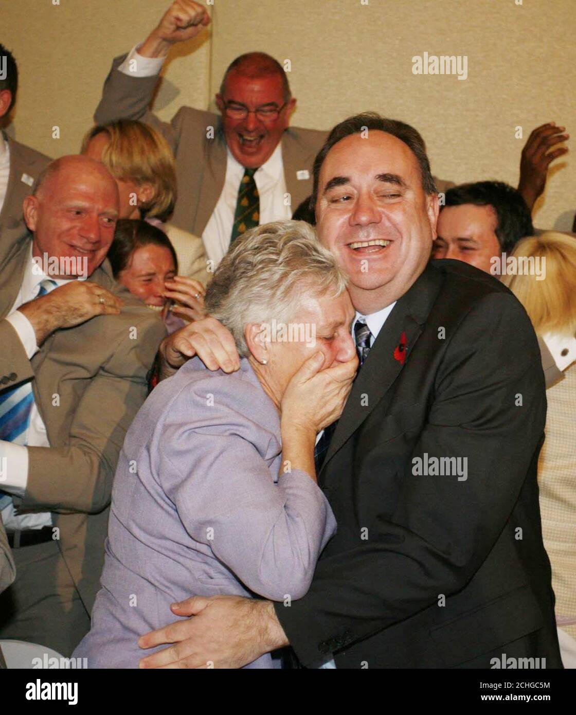 Louise Martin, Vorsitzende des Commonwealth Games Council for Scotland und erster Minister Alex Salmond, feiert Glasgow, das das Recht hat, die Commonweatlh Games 2014 in Sri Lanka auszurichten. Stockfoto