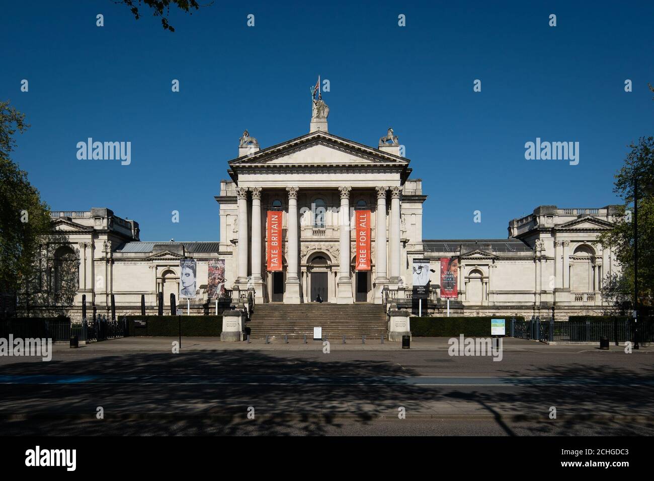 Ein Blick auf die Tate Britain in London, da Großbritannien weiterhin im Lockdown ist, um die Ausbreitung des Coronavirus einzudämmen. Stockfoto