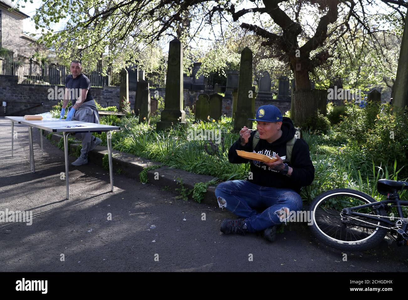 Ein Benutzer (Name nicht gegeben) des Dienstes angeboten durch die Step to Hope Wohltätigkeitsorganisation bei einem Essen auf dem Gelände der Pfarrkirche St. Cuthbert in Edinburgh. Die Wohltätigkeitsorganisation in Edinburgh, die Mahlzeiten an Obdachlose verteilt, normalerweise werden Mahlzeiten in der Kirche serviert, aber aufgrund von Einschränkungen werden diese außerhalb an Obdachlose übergeben, da das Vereinigte Königreich weiterhin in der Sperre bleibt, um die Ausbreitung des Coronavirus einzudämmen. Stockfoto