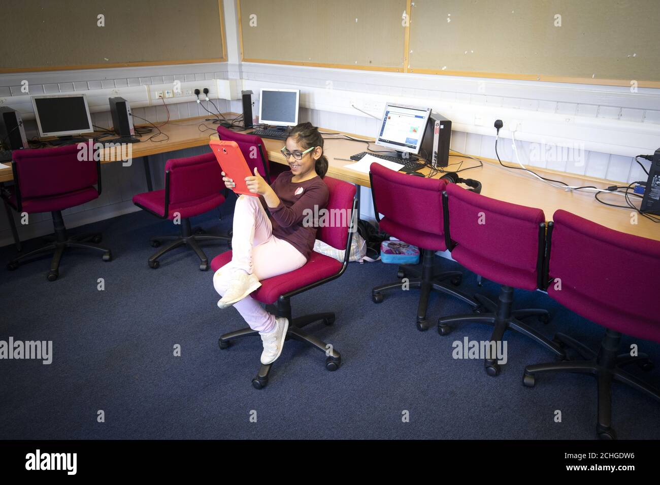 ERLAUBNIS GEGEBEN, KIND ZU FOTOGRAFIEREN die Kinder von Schlüsselarbeitern halten sich an die Regeln der sozialen Distanz, während sie eine Drehscheibe Schule für Edinburgh Stadtzentrum Schüler an der Drummond Community High School, Edinburgh besuchen. Stockfoto