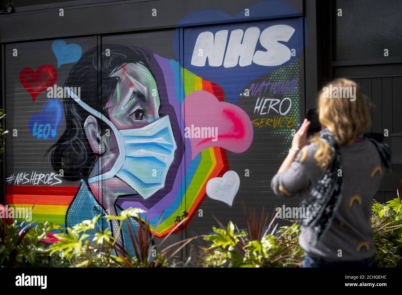 Eine Frau fotografiert Graffiti zur Unterstützung des NHS im Südosten Londons, während Großbritannien weiterhin in der Blockierung ist, um die Ausbreitung des Coronavirus einzudämmen. Stockfoto