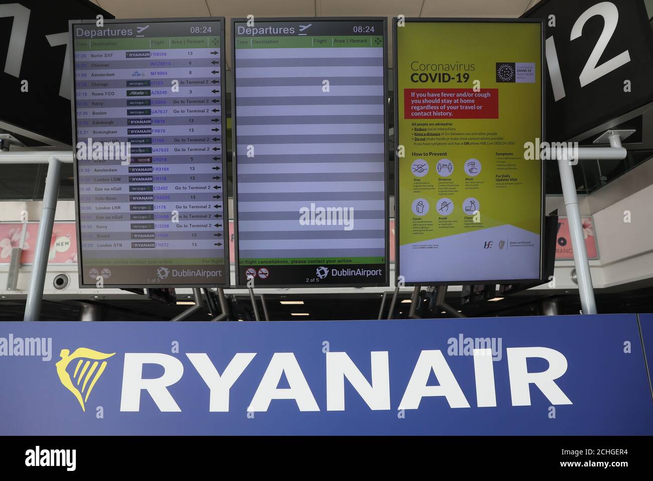 Ein Ryanair Abflughafen in Terminal 1 am Flughafen Dublin. Die Gruppe der Billigfluggesellschaften hat angekündigt, dass bis zu 3,000 Arbeitsplätze für Piloten und Kabinenpersonal in einem Umstrukturierungsprogramm abgebaut werden, das auch unbezahlten Urlaub, eine um bis zu 20 % gesenkte Bezahlung, Und die Schließung von "einer Reihe von Flugzeugstützpunkten in ganz Europa", bis sich die Nachfrage nach Flugreisen erholt. Stockfoto