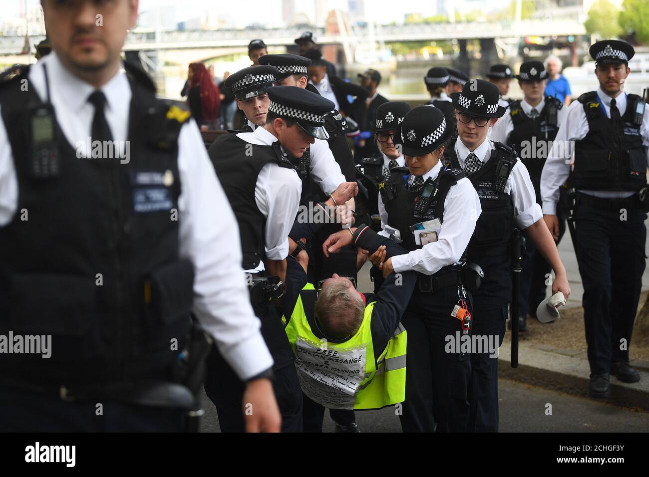 Ein Mann wird von Polizisten bei einem Protest gegen die Blockade von Covid-19 vor dem New Scotland Yard in London mitgenommen. Stockfoto