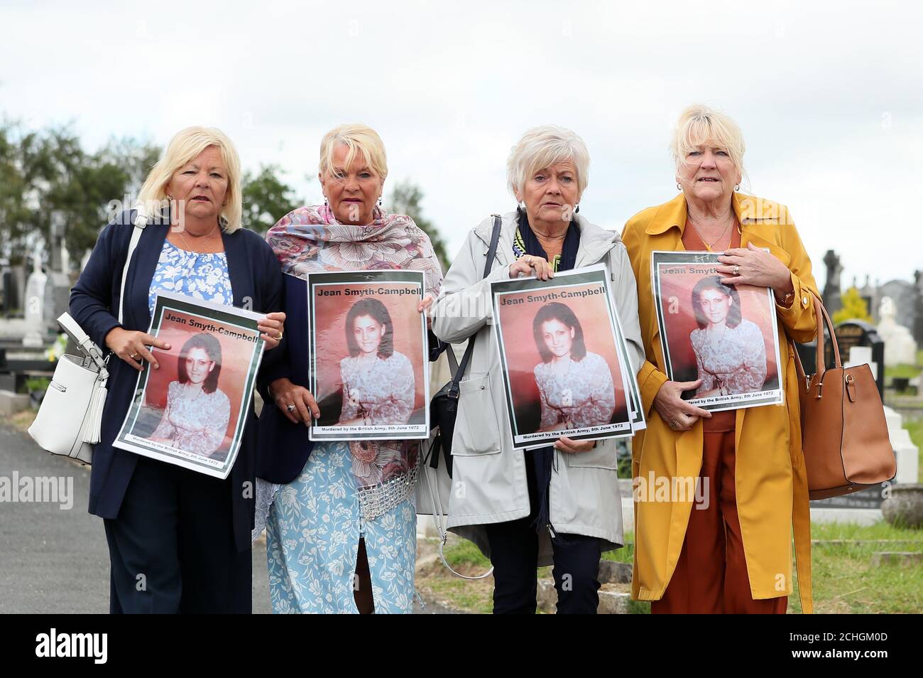 AM 8. JUNI 0001 wurden DIE Schwestern von Jean Smyth-Campbell, (von links nach rechts) Margaret McQuillan, Ann Silcock, Pat Smith und Sheila Denvir auf dem Milltown Friedhof in Belfast vor einer neuen unabhängigen Untersuchung des Mordes an der jungen Mutter gesperrt. Stockfoto
