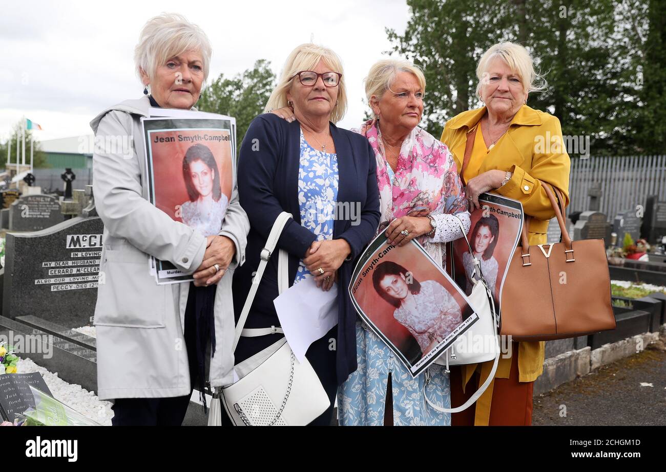(Von links nach rechts) Pat Smith, Margaret McQuillan, Ann Silcock und Sheila Denvir an der Grabstätte ihrer Schwester Jean Smyth-Campbell auf dem Milltown Friedhof in Belfast, bevor eine neue unabhängige Untersuchung des Mordes an der jungen Mutter durchgeführt wurde. Stockfoto