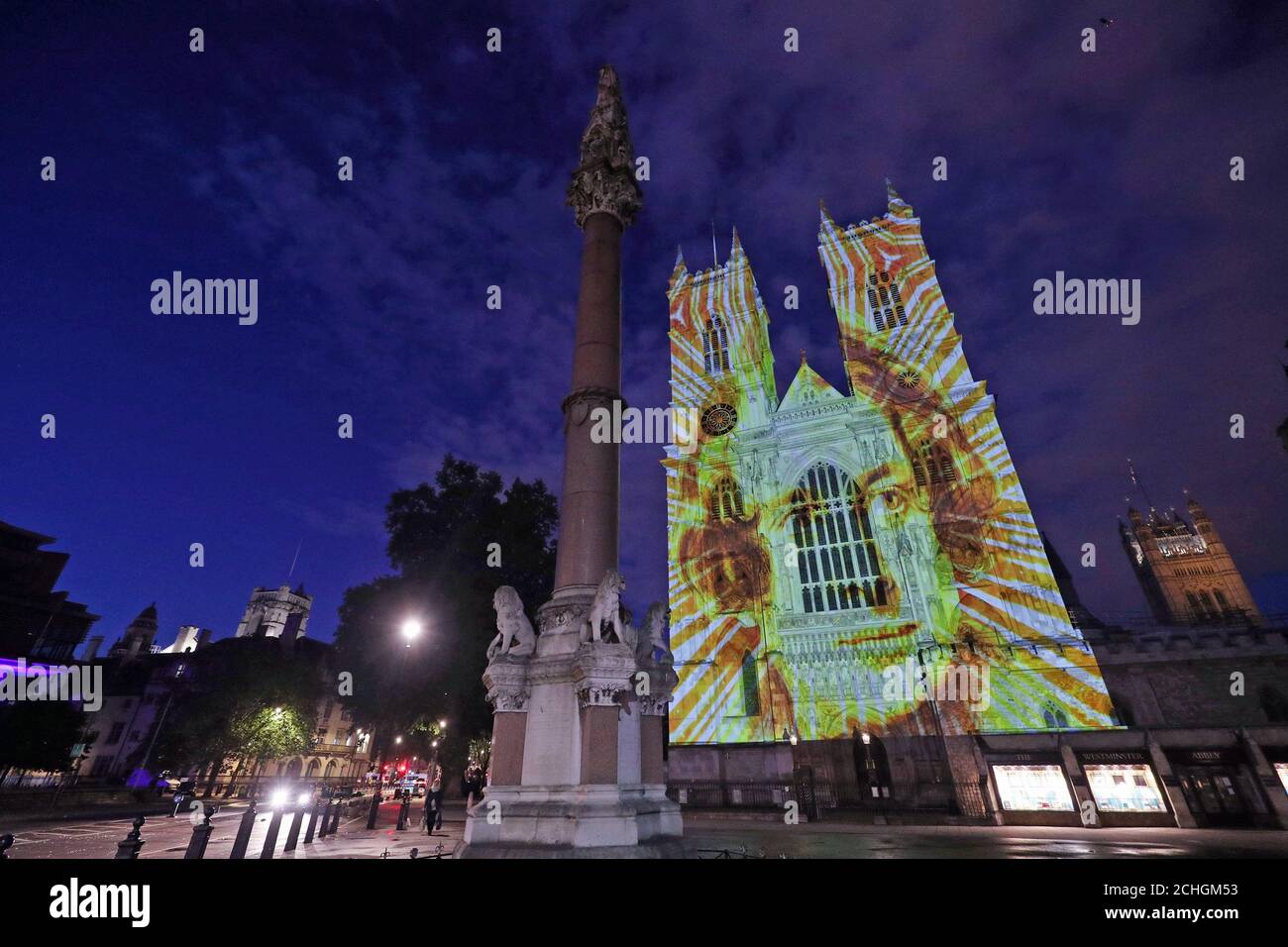 Ein Bild von Charles Dickens wird auf die West Towers der Westminster Abbey in London projiziert, um den 150. Todestag eines der größten Autoren der Nation (Dienstag) zu feiern. Der Dekan von Westminster, der Reverend Dr. David Hoyle, wird einen Kranz niederlegen und Gebete am Grab des Schriftstellers im südlichen Querschiff der Abtei sprechen. Stockfoto