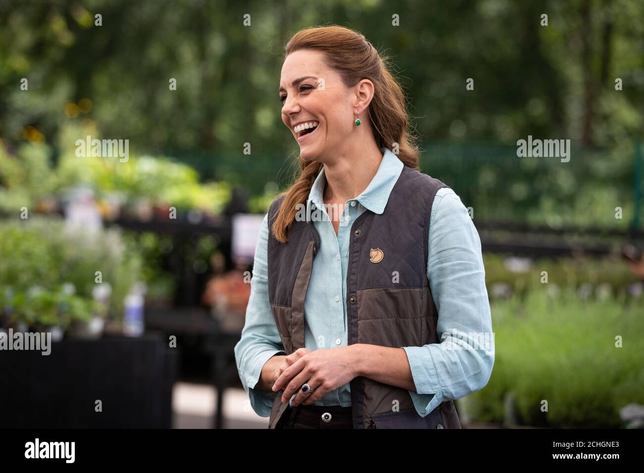 Die Herzogin von Cambridge spricht mit Martin und Jennie Turner, den Besitzern des Fakenham Garden Center in Norfolk, während ihres ersten öffentlichen Engagements seit der Aussperrung. Stockfoto