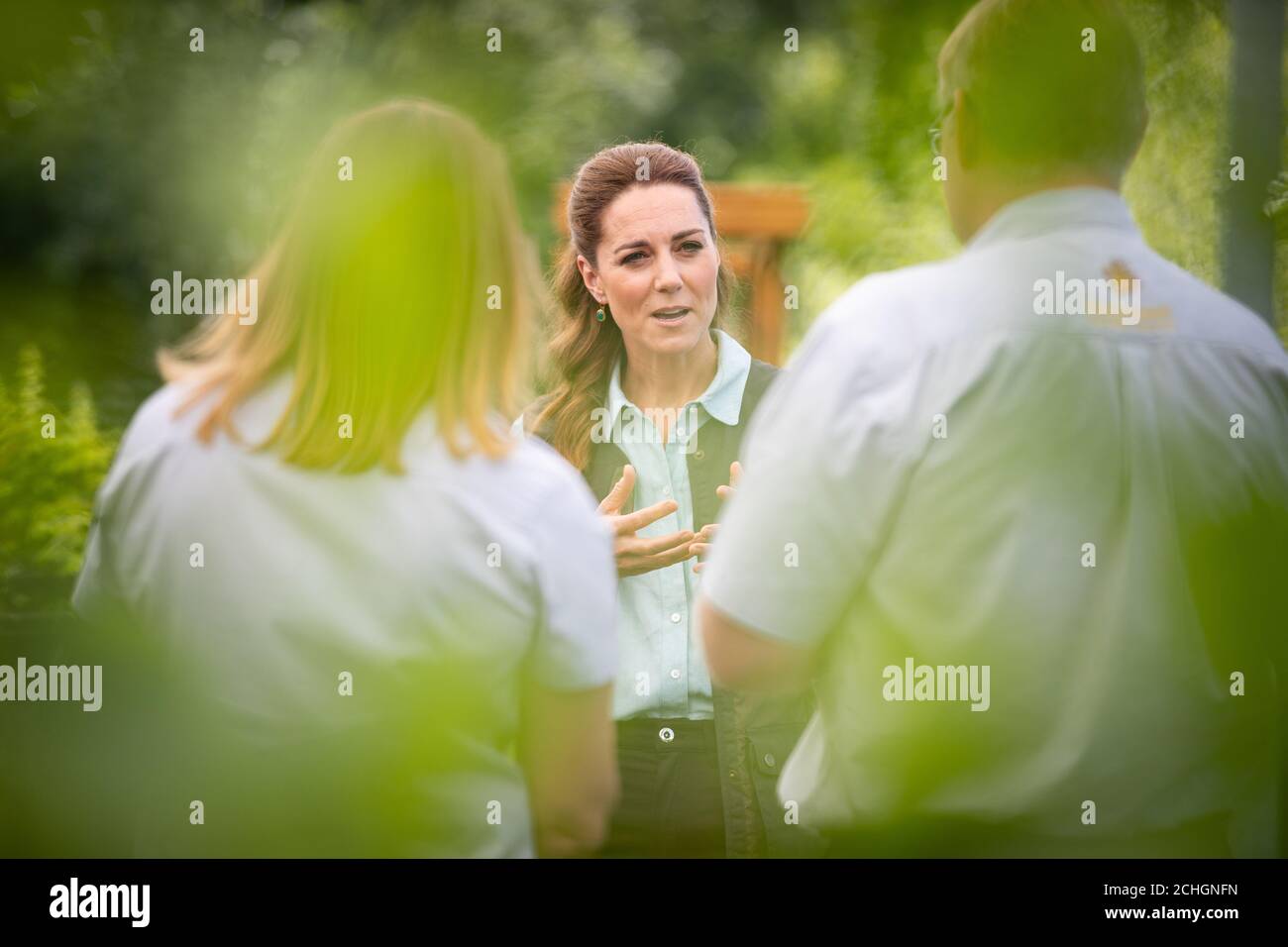 EMBARGO auf 1300 BST Freitag, 19. Juni 2020. Die Herzogin von Cambridge spricht mit Martin und Jennie Turner, den Besitzern des Fakenham Garden Center in Norfolk, während ihres ersten öffentlichen Engagements seit der Aussperrung. Stockfoto