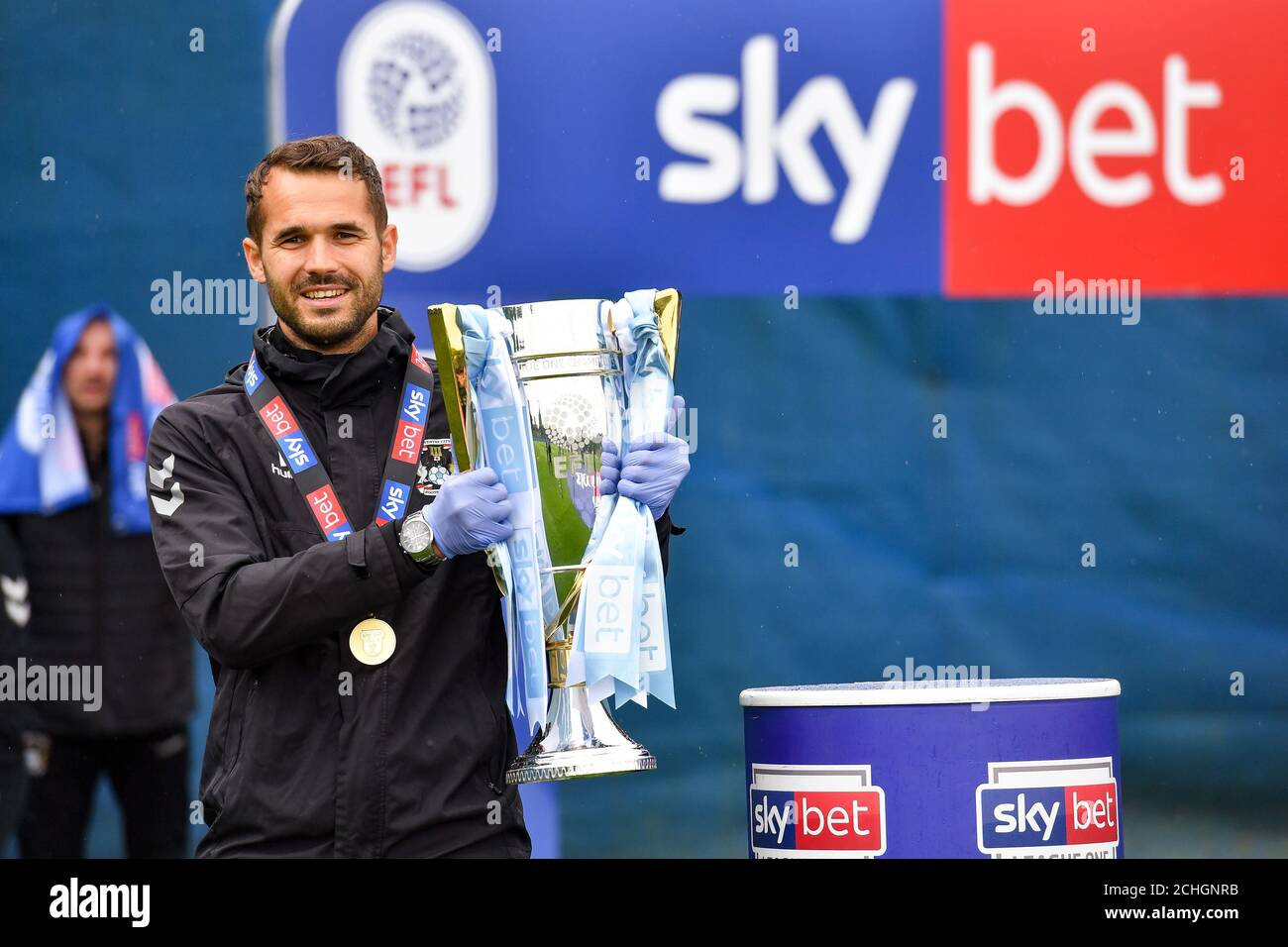 U23-Trainer Luke Tisdale während der Trophy-Präsentation auf dem Ryton Trainingsgelände in Coventry. Stockfoto