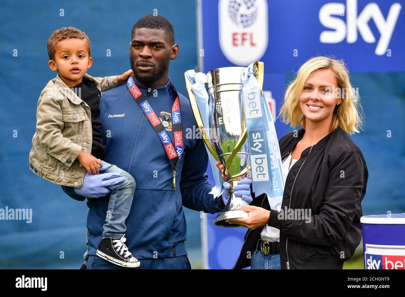 Amadou Bakayoko und seine Familie während der Trophy-Präsentation auf dem Ryton Training Ground, Coventry. Stockfoto