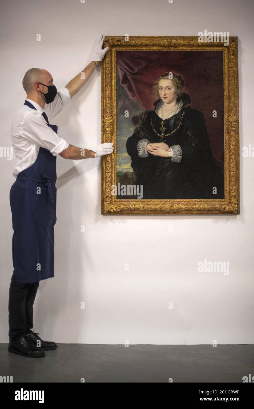 Ein Techniker von Sotheby's mit einem wiederentdeckten Rubens-Porträt einer identifizierten Dame, datiert auf 1625, bei Sotheby's in London, das bis vor kurzem in einer privaten Sammlung versteckt war, die für einen Großteil des 20. Jahrhunderts unbekannt war. Das Gemälde wird mit einer Schätzung von GBP 2-3million in der Sotheby's Cross-Kategorie Verkauf am 29. Juli angeboten werden. Stockfoto