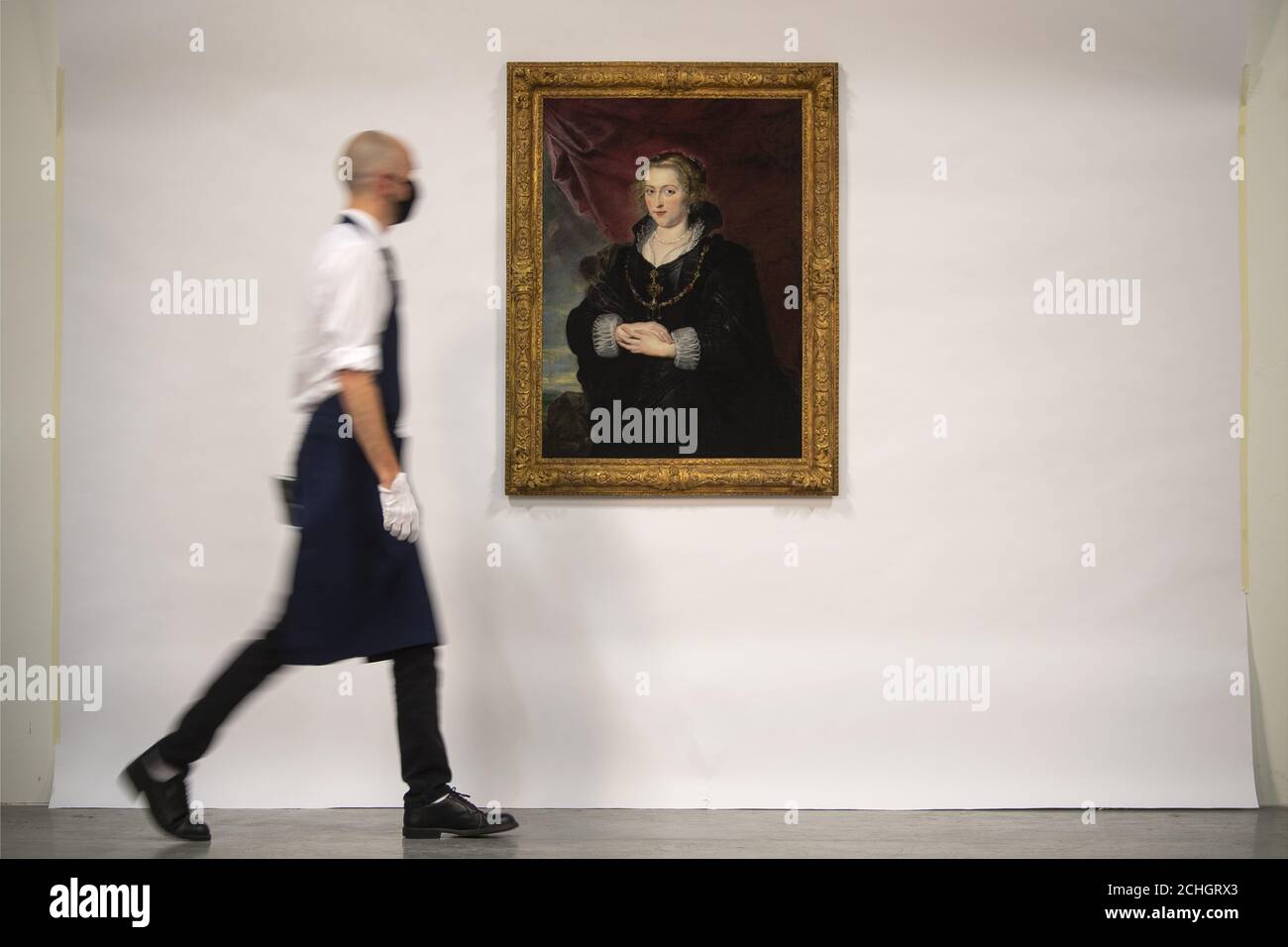 Ein Techniker von Sotheby's mit einem wiederentdeckten Rubens-Porträt einer identifizierten Dame, datiert auf 1625, bei Sotheby's in London, das bis vor kurzem in einer privaten Sammlung versteckt war, die für einen Großteil des 20. Jahrhunderts unbekannt war. Das Gemälde wird mit einer Schätzung von GBP 2-3million in der Sotheby's Cross-Kategorie Verkauf am 29. Juli angeboten werden. Stockfoto