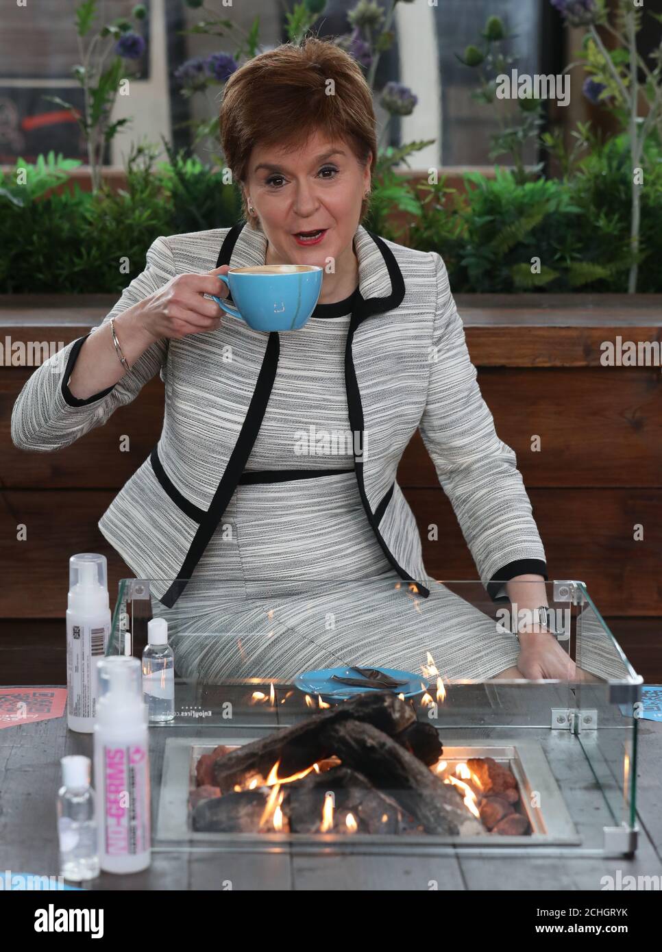 MONTAG, den 6. JULI, 0001. Juli, steht die erste Ministerin Nicola Sturgeon bei einem Besuch im Cold Town House in Edinburghs Grassmarket an einem Tisch in der Feuerstelle, wo sie die Veränderungen sah, um Personal und Kunden in der Outdoor-Hotellerie sicher zu halten, Schottland setzt die schrittweise Aufhebung der Beschränkungen fort, um die Sperrung zu erleichtern. Stockfoto